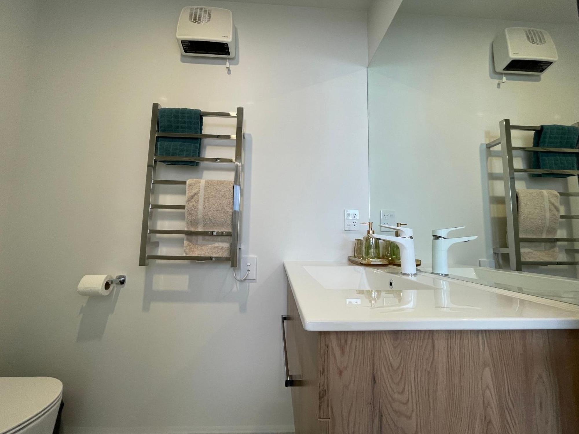 Luxury 2 Bedroom Townhouse Opposite Merivale Mall كريستتشيرش المظهر الخارجي الصورة