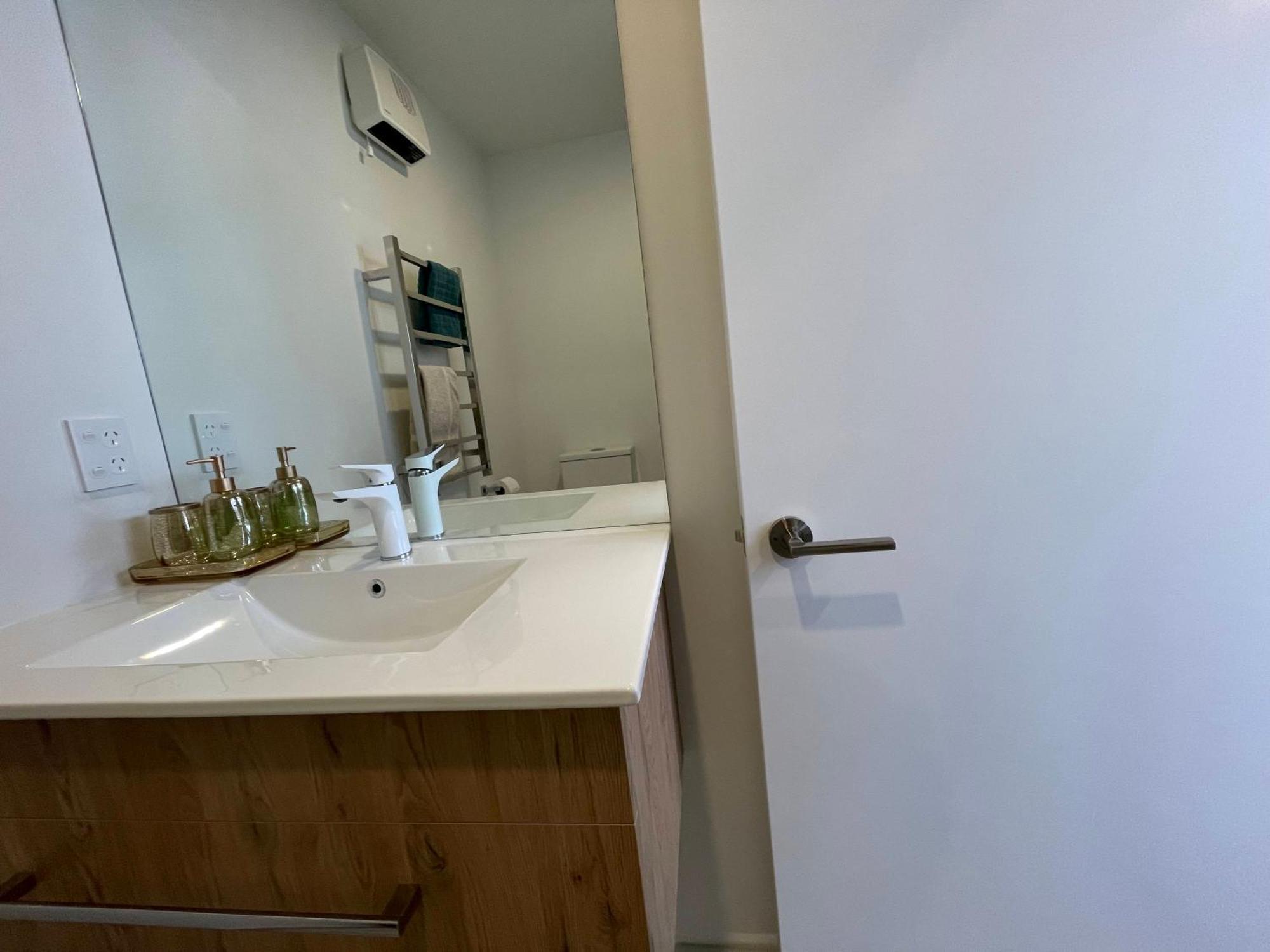 Luxury 2 Bedroom Townhouse Opposite Merivale Mall كريستتشيرش المظهر الخارجي الصورة
