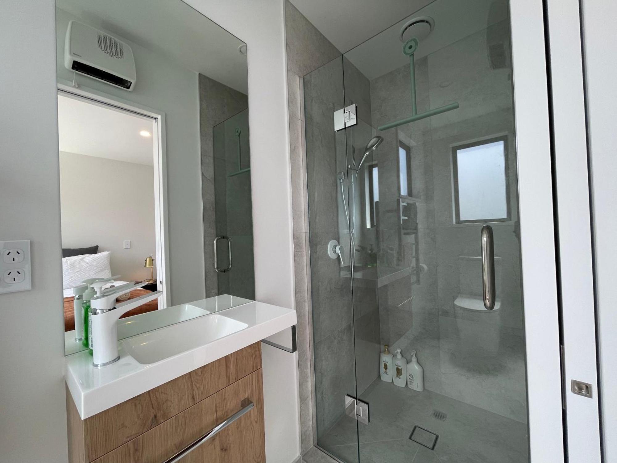 Luxury 2 Bedroom Townhouse Opposite Merivale Mall كريستتشيرش المظهر الخارجي الصورة
